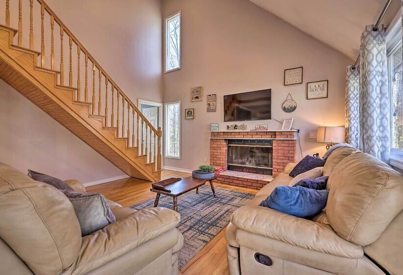 Cozy Tobyhanna Retreat W/ Hot Tub & Game Room!
