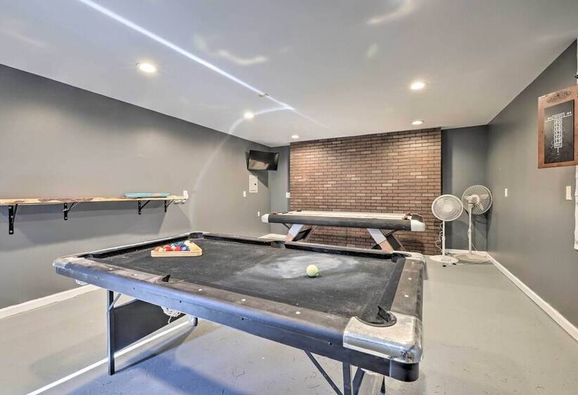 Cozy Tobyhanna Retreat W/ Hot Tub & Game Room!