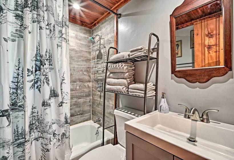 Cozy Treetop Hideaway Near Harriman Reservoir!