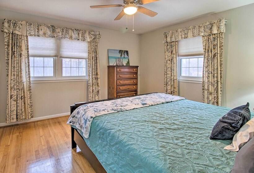 Cozy Woodbridge Home W/ Fire Pit & Deck