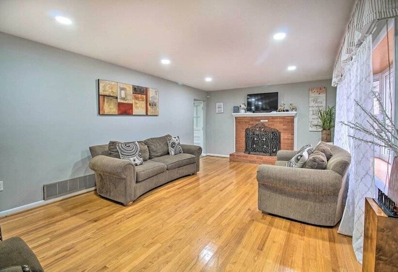 Cozy Woodbridge Home W/ Fire Pit & Deck