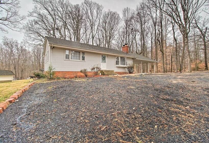 Cozy Woodbridge Home W/ Fire Pit & Deck