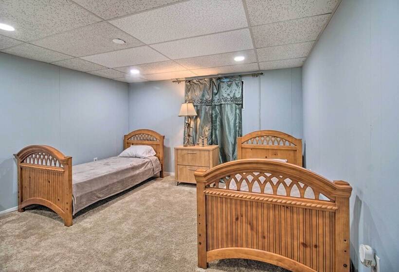 Cozy Woodbridge Home W/ Fire Pit & Deck