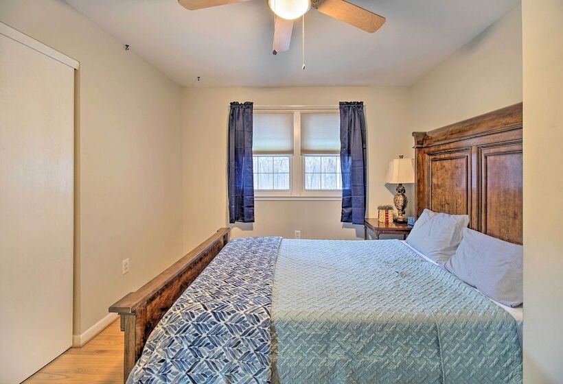 Cozy Woodbridge Home W/ Fire Pit & Deck