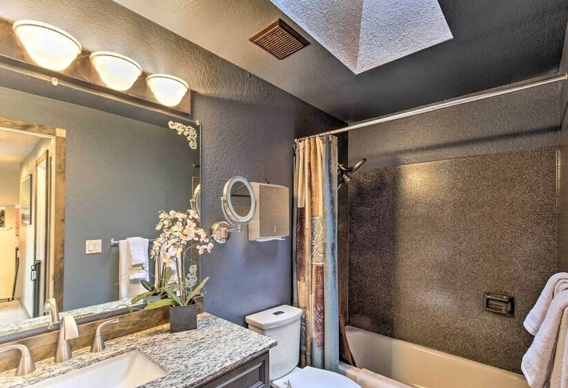 Dog Friendly Home: Fenced Yard, Great Amenities!