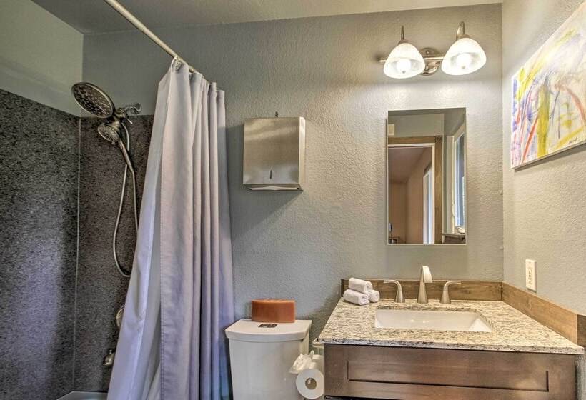 Dog Friendly Home: Fenced Yard, Great Amenities!