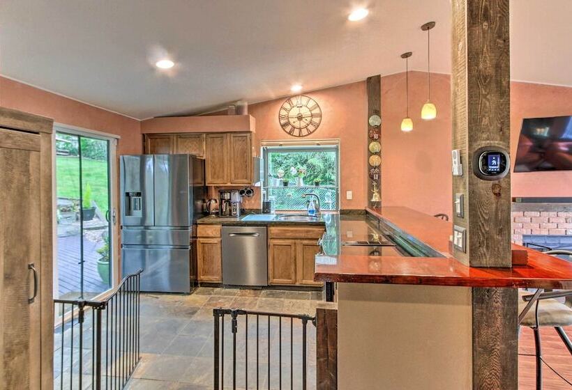 Dog Friendly Home: Fenced Yard, Great Amenities!