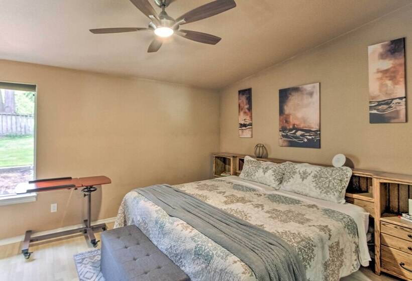 Dog Friendly Home: Fenced Yard, Great Amenities!