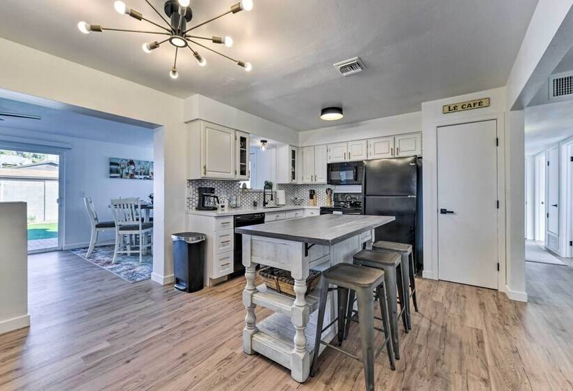 Downtown Gilbert Home W/ Fenced Yard & Fire Pit!