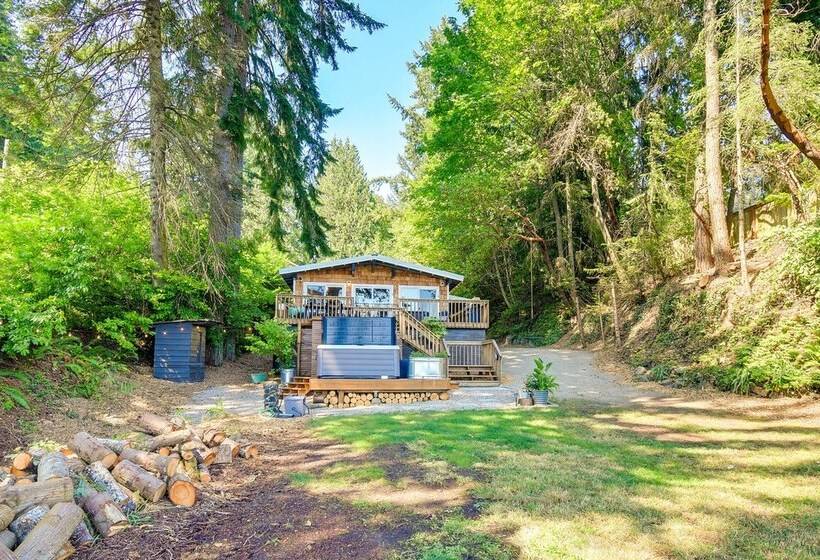 Dreamy Wooded Cabin With Private Beach & Kayaks!