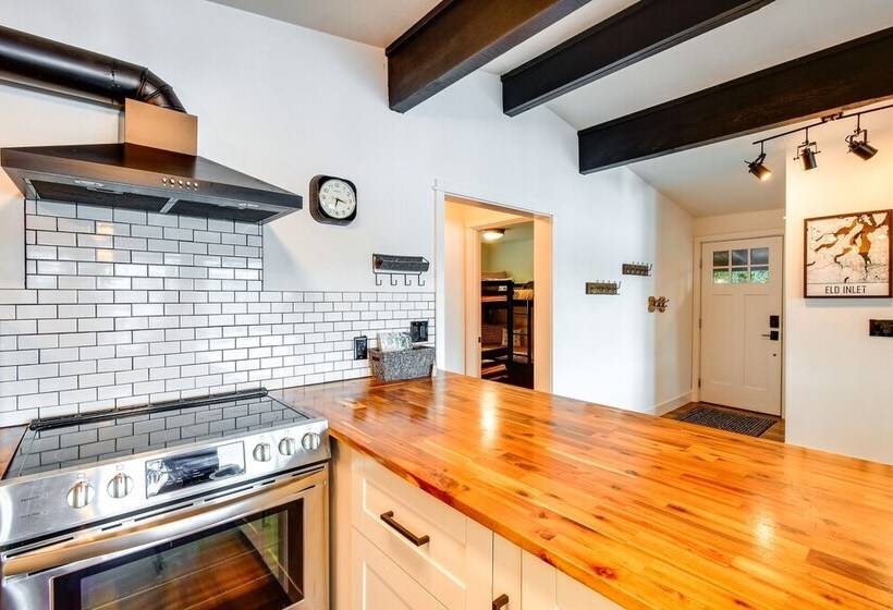 Dreamy Wooded Cabin With Private Beach & Kayaks!