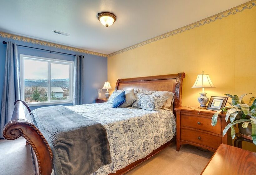 East Wenatchee Home W/ Yard & Hot Tub!