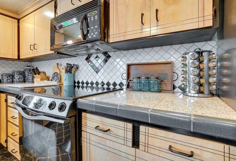 East Wenatchee Home W/ Yard & Hot Tub!