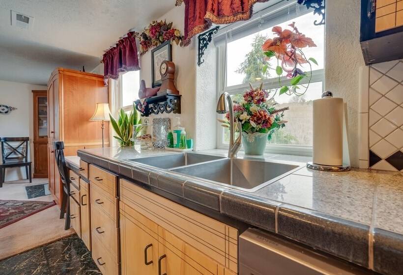 East Wenatchee Home W/ Yard & Hot Tub!