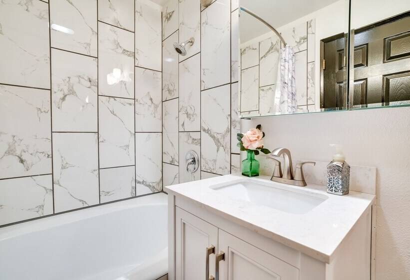 East Wenatchee Home W/ Yard & Hot Tub!