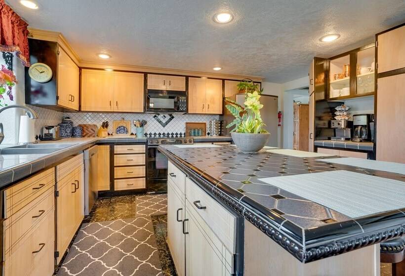 East Wenatchee Home W/ Yard & Hot Tub!