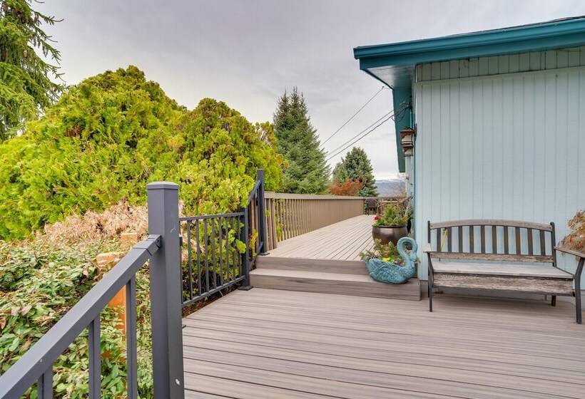 East Wenatchee Home W/ Yard & Hot Tub!