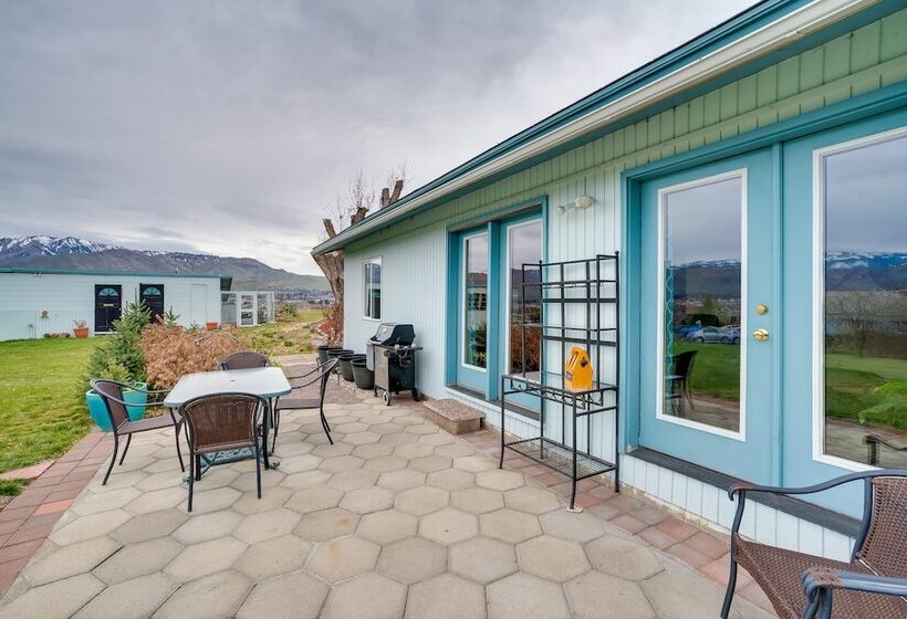 East Wenatchee Home W/ Yard & Hot Tub!