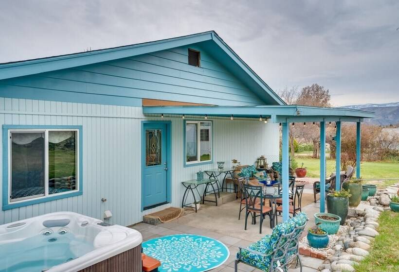 East Wenatchee Home W/ Yard & Hot Tub!