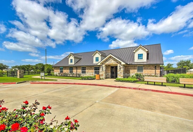 Eclectic Katy Home W/ Yard & Community Pool!