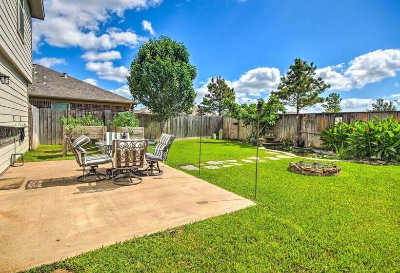 Eclectic Katy Home W/ Yard & Community Pool!