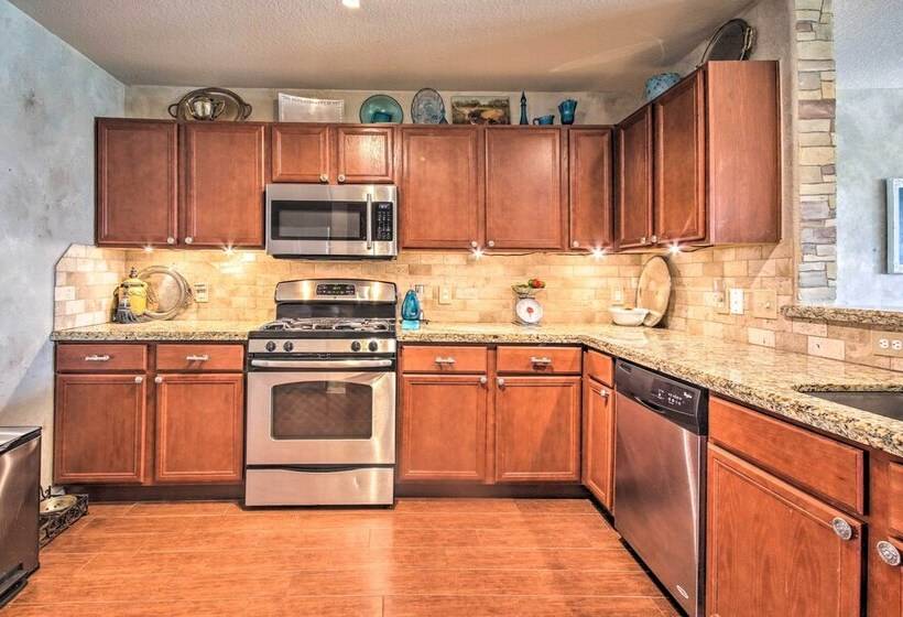 Eclectic Katy Home W/ Yard & Community Pool!