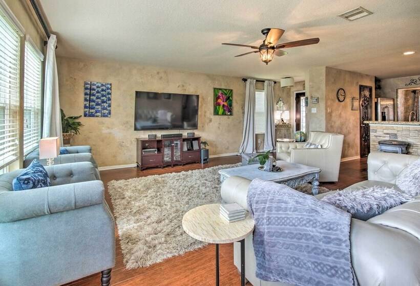 Eclectic Katy Home W/ Yard & Community Pool!