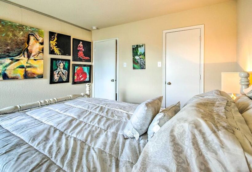 Eclectic Katy Home W/ Yard & Community Pool!