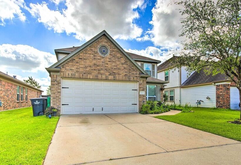 Eclectic Katy Home W/ Yard & Community Pool!