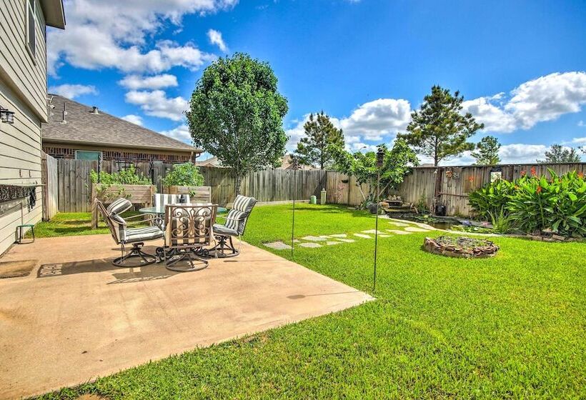 Eclectic Katy Home W/ Yard & Community Pool!