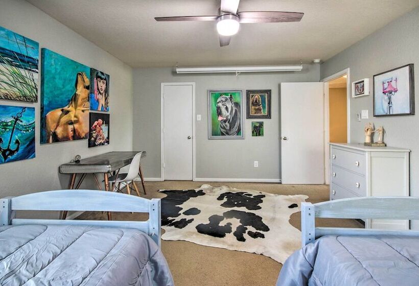 Eclectic Katy Home W/ Yard & Community Pool!