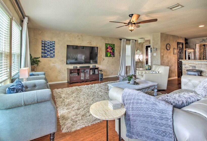 Eclectic Katy Home W/ Yard & Community Pool!