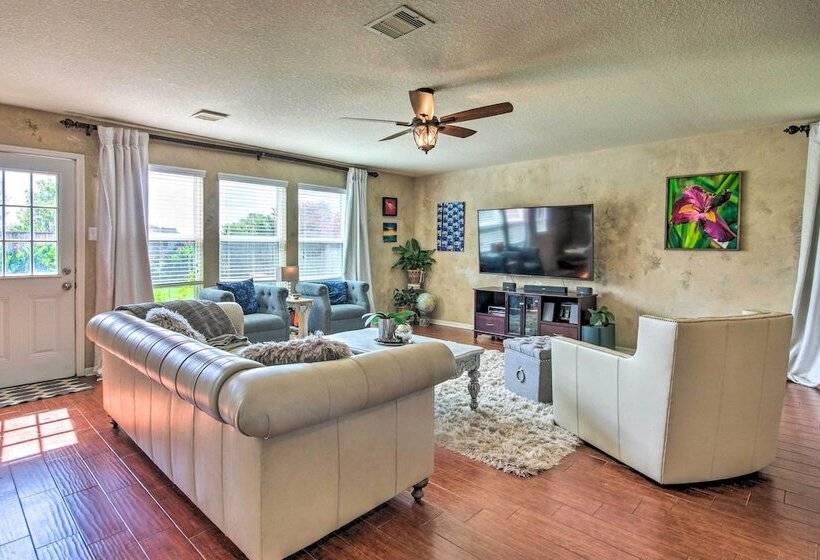 Eclectic Katy Home W/ Yard & Community Pool!