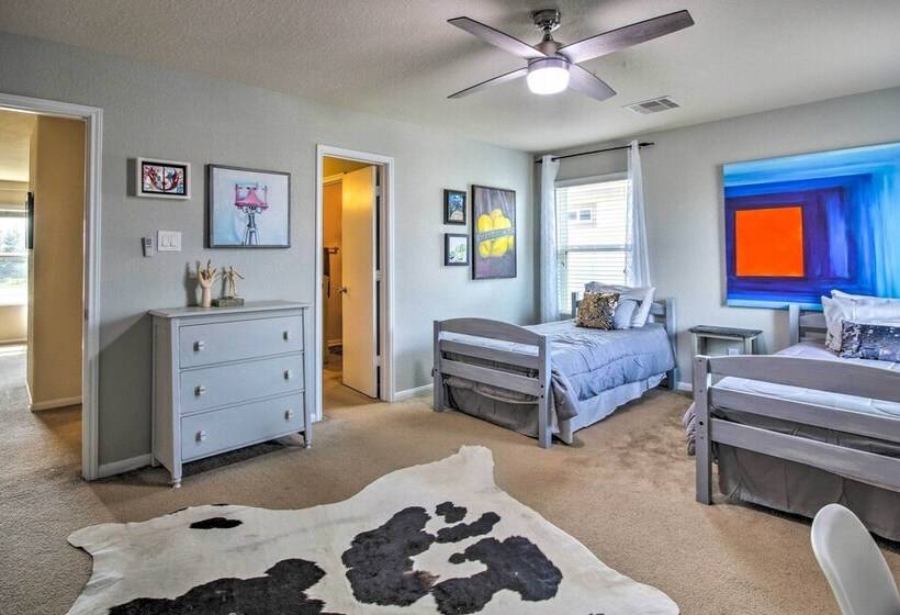 Eclectic Katy Home W/ Yard & Community Pool!