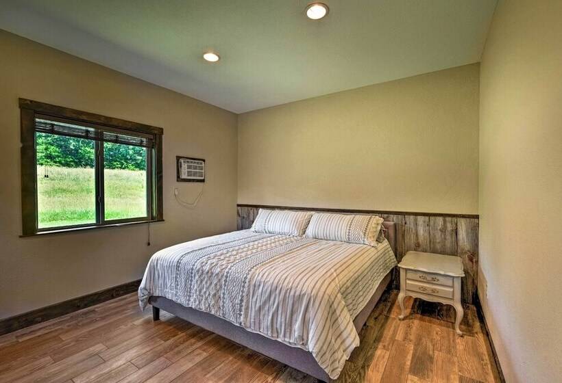 Eureka Springs Area Cabin W/ Deck + 7 Acres!