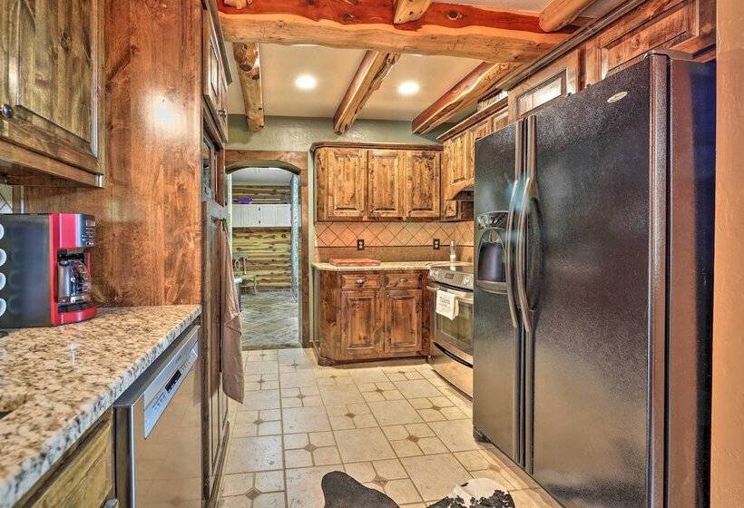 Eureka Springs Area Cabin W/ Deck + 7 Acres!