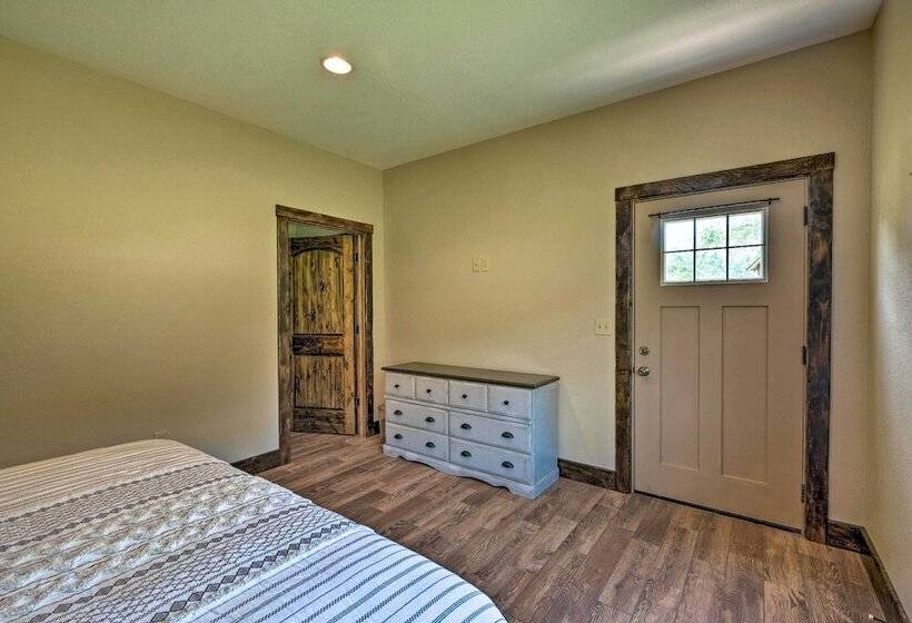 Eureka Springs Area Cabin W/ Deck + 7 Acres!