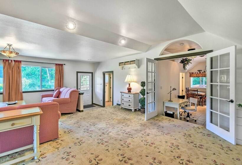 Chehalis Retreat W/ Scenic Views!