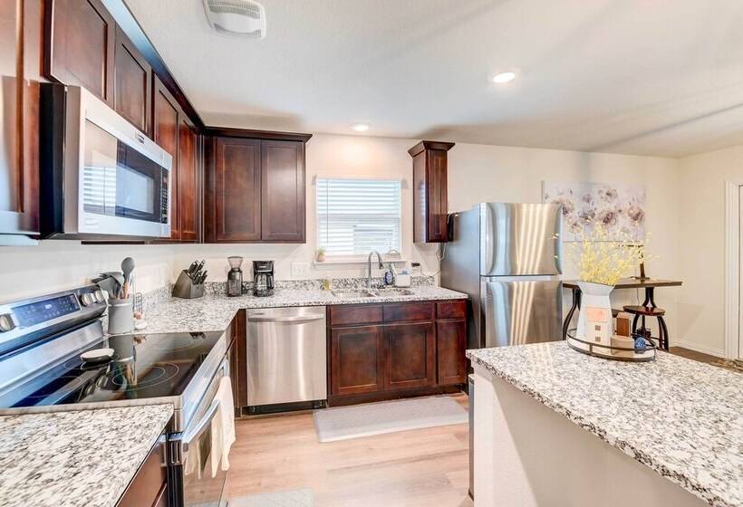 ~ 6 Mi To Waco: Newly Constructed Family Home