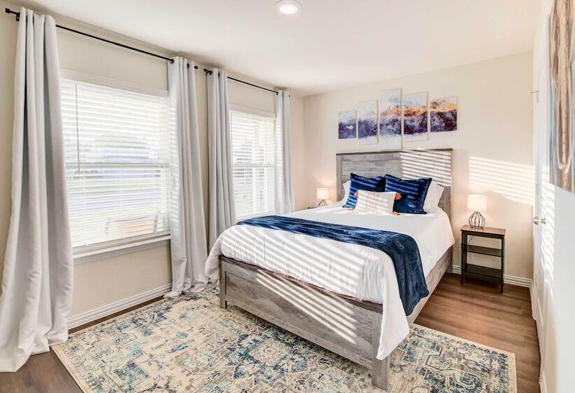 ~ 6 Mi To Waco: Newly Constructed Family Home