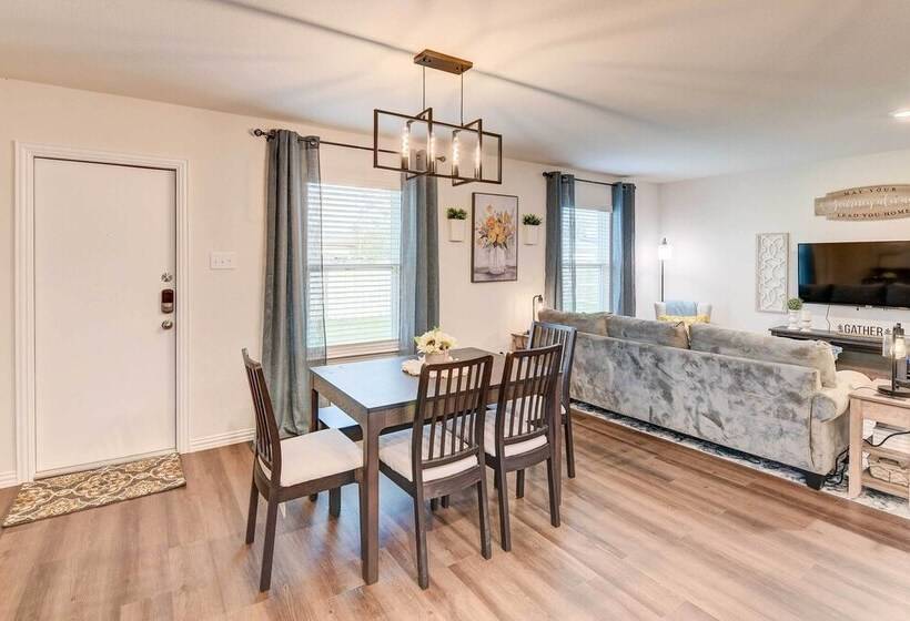 ~ 6 Mi To Waco: Newly Constructed Family Home