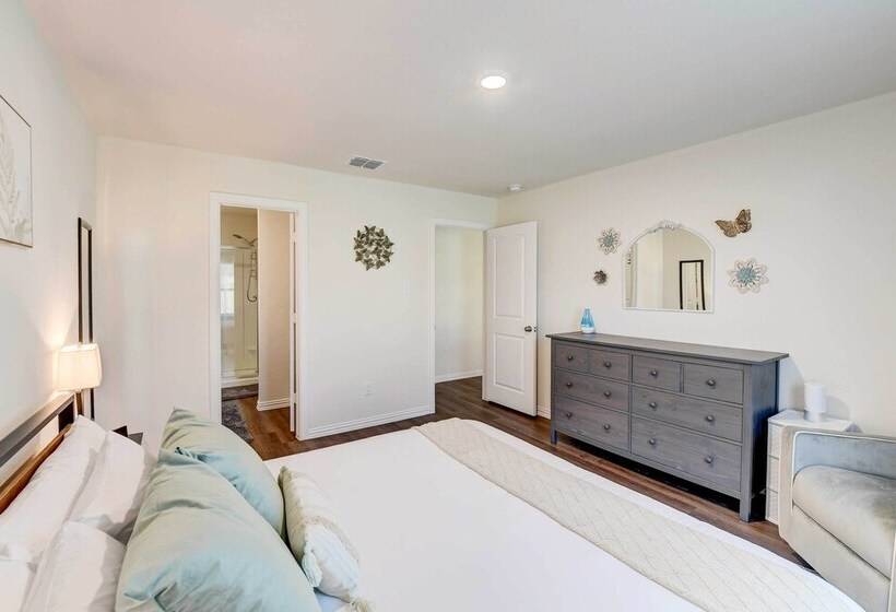 ~ 6 Mi To Waco: Newly Constructed Family Home