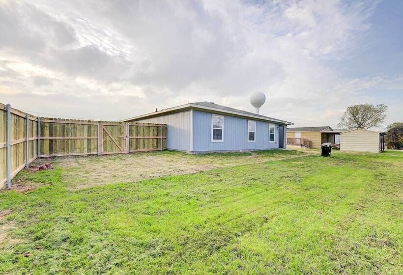 ~ 6 Mi To Waco: Newly Constructed Family Home