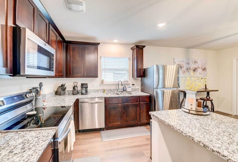 ~ 6 Mi To Waco: Newly Constructed Family Home