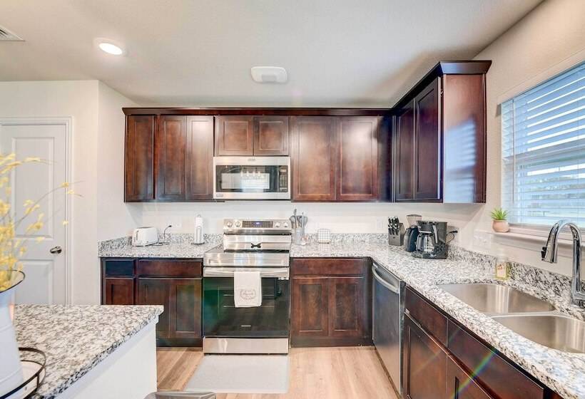 ~ 6 Mi To Waco: Newly Constructed Family Home