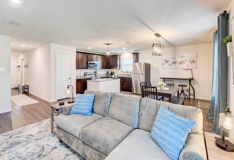 ~ 6 Mi To Waco: Newly Constructed Family Home