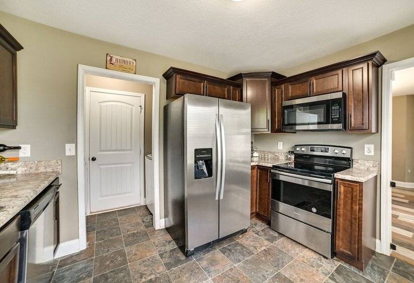 Family Friendly Home: 9 Mi To Clarksville Speedway