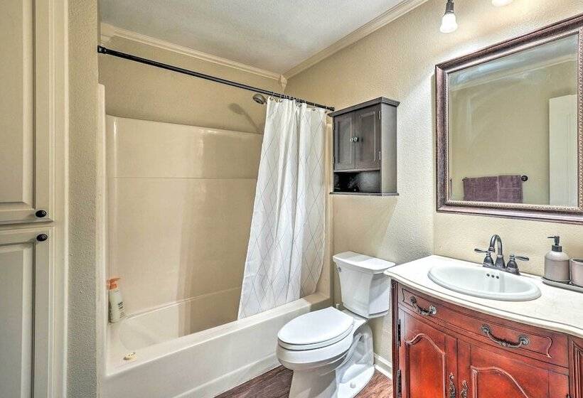 Family Friendly Hot Springs Hideaway W/ Yard!