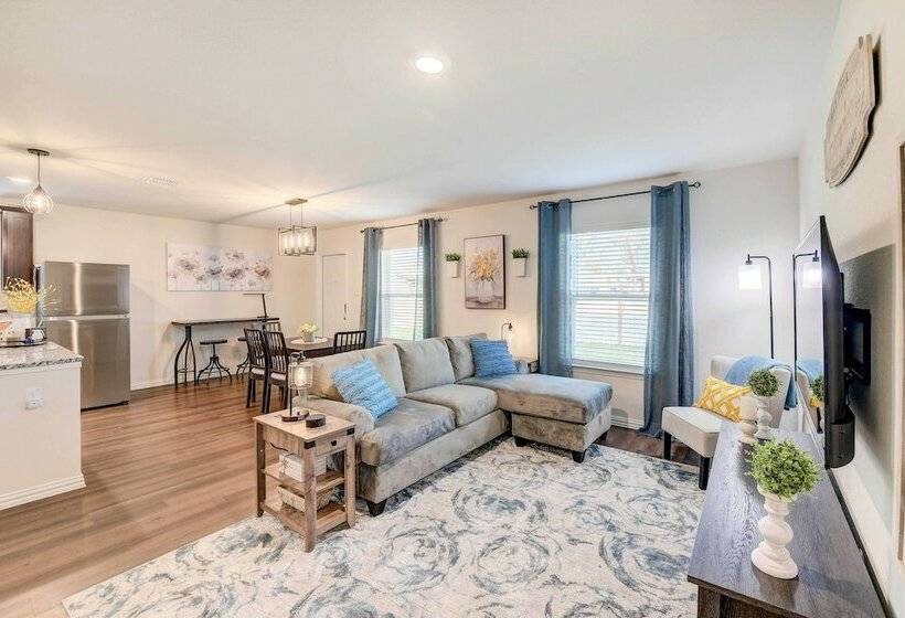 ~ 6 Mi To Waco: Newly Constructed Family Home