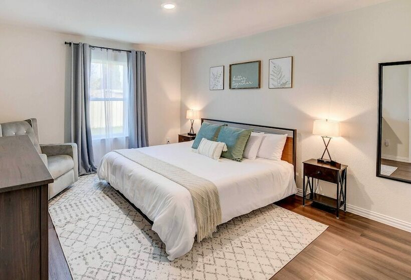 ~ 6 Mi To Waco: Newly Constructed Family Home